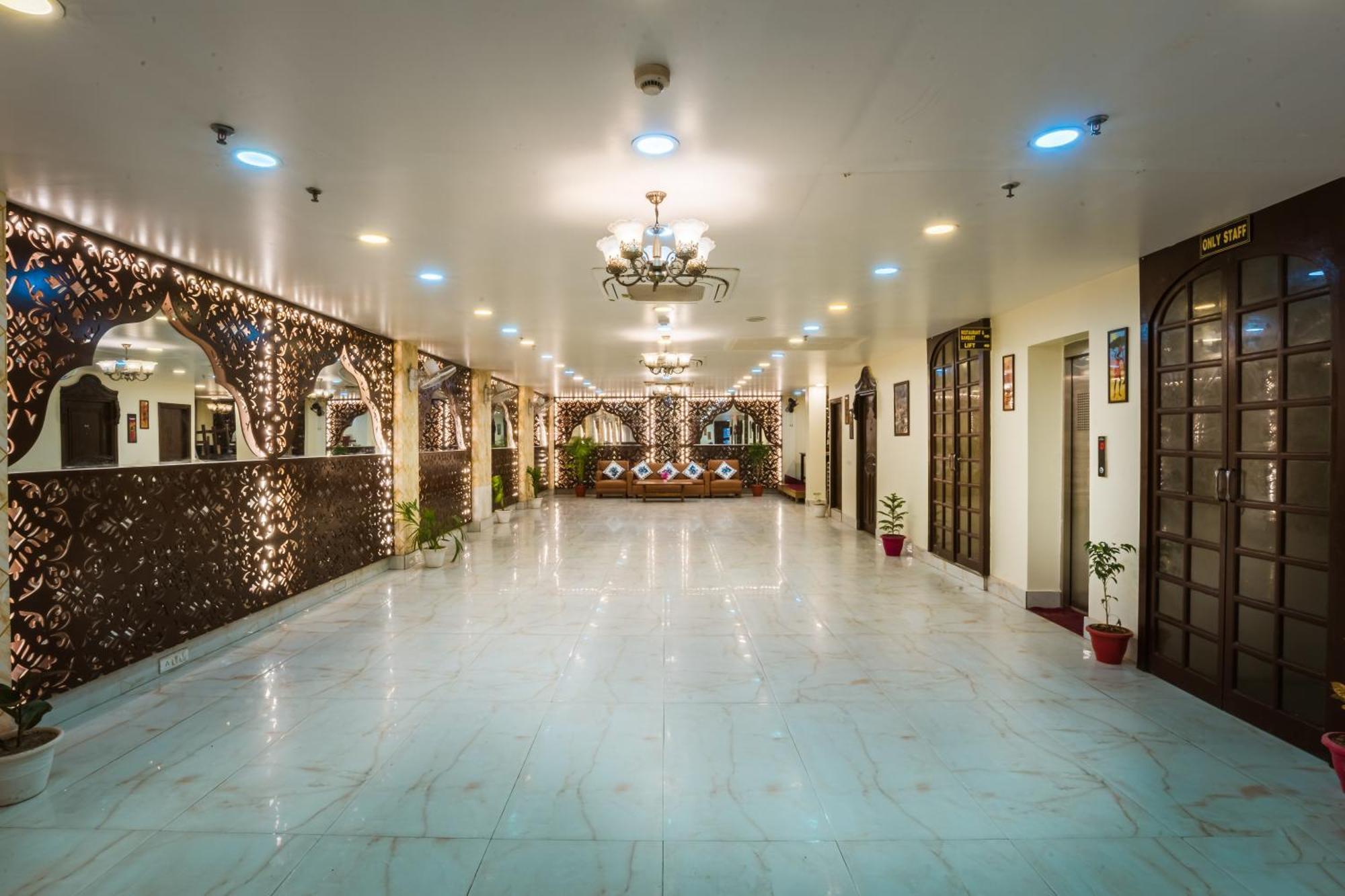 Tripli Hotels Silver Shine Varanasi Exterior foto